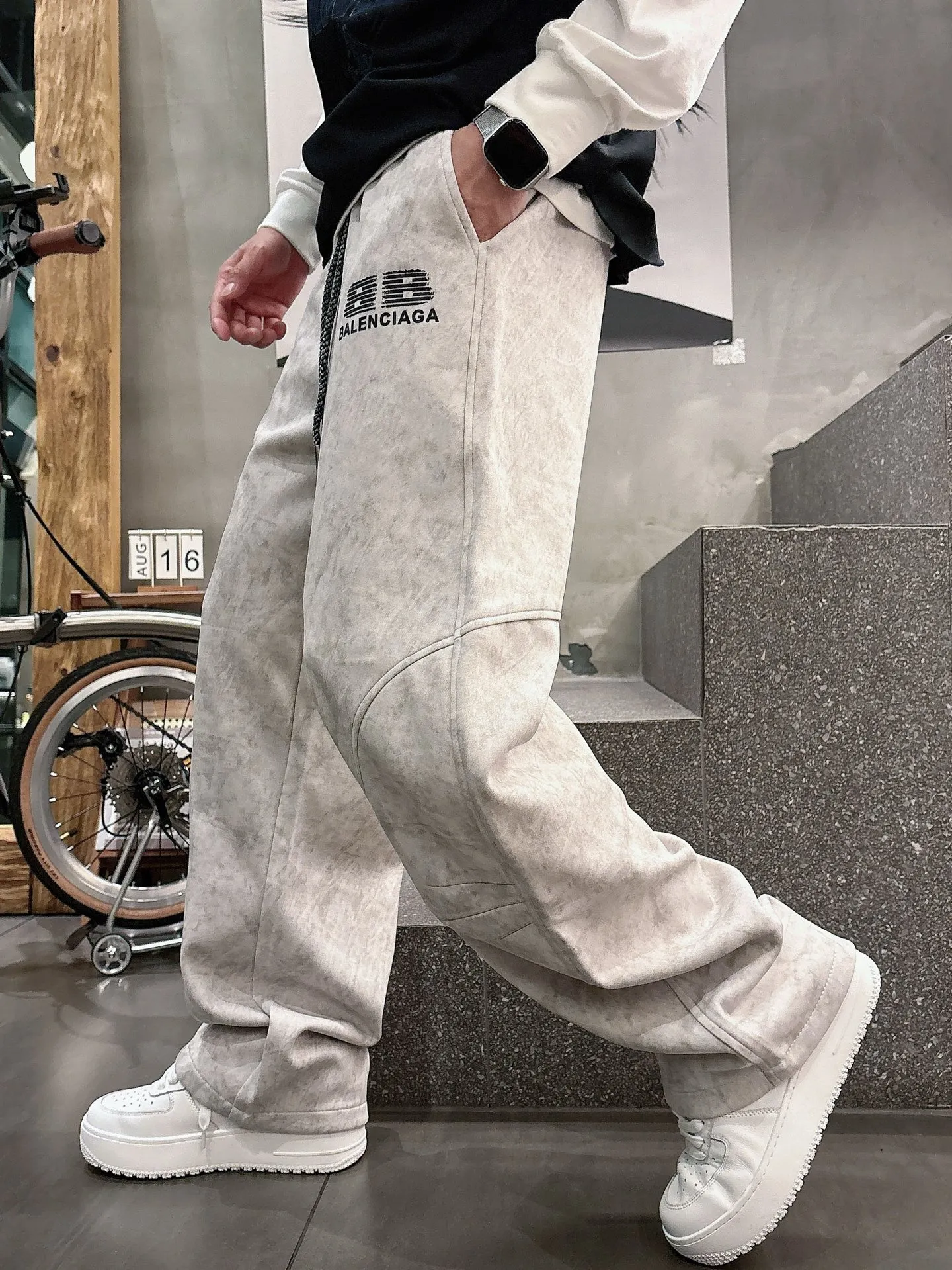 Balenciaga 🆕2026 Autumn and Winter New Arrival Casual Pants! The official website will be released simultaneously. Brand Classic LOGO casual pants, customized fabrics, excellent comfort and strong touch. Highly recognisable, perfect appearance and craftsmanship. Size:M-3XL